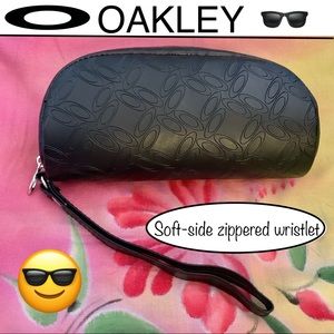 NWOT Oakley Zippered Sunglass Wristlet Case
